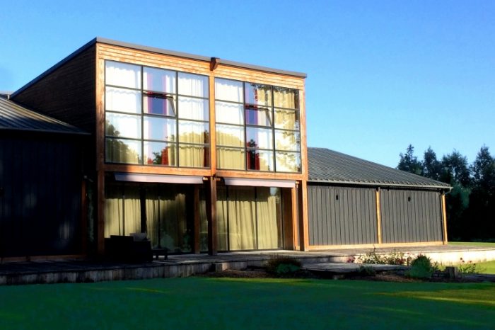 Maison d'architecte avec une grande baie vitrée en acier