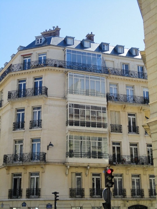 Bow-window sur un immeuble parisien