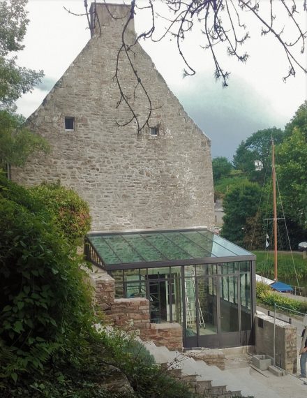 véranda en acier maison en pierre