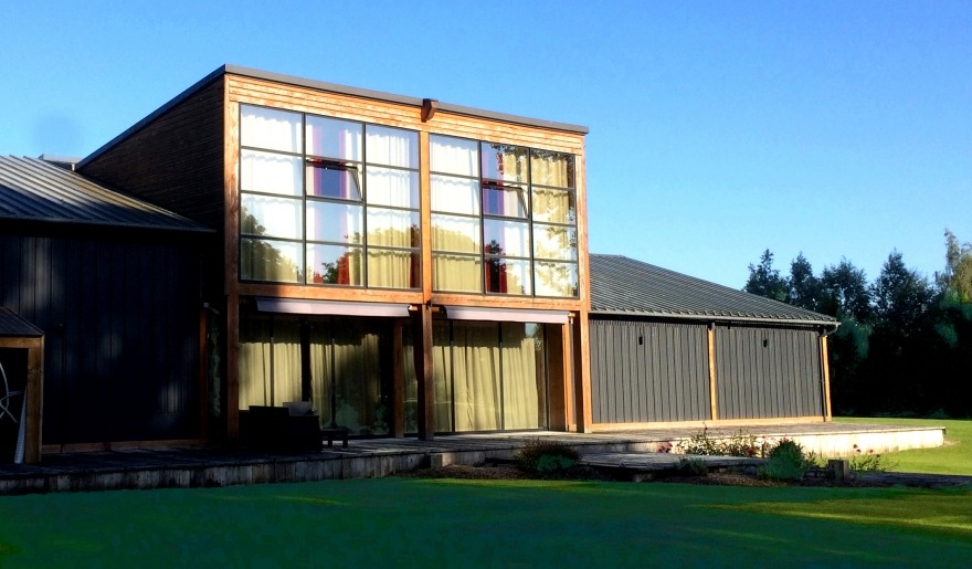 Maison d'architecte avec une grande baie vitrée en acier