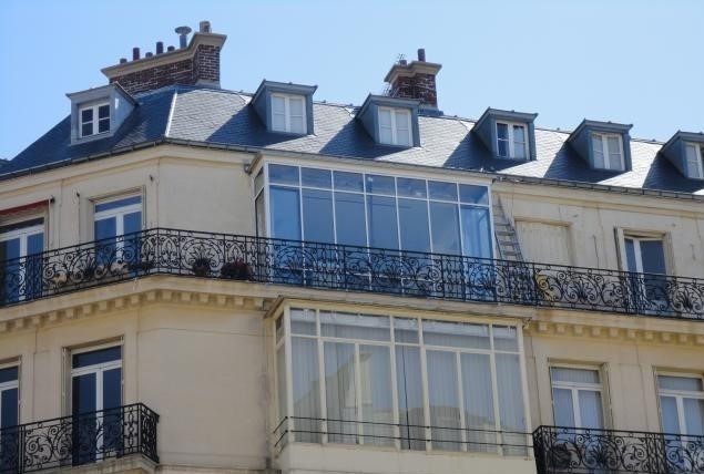 Bow-window sur un immeuble parisien