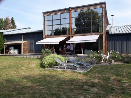 Baie vitrée en acier maison en bois