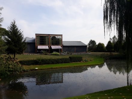 Baie vitrée en acier maison en bois